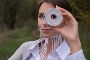 mulher segura bandagem usada no Taping no pós-operatório